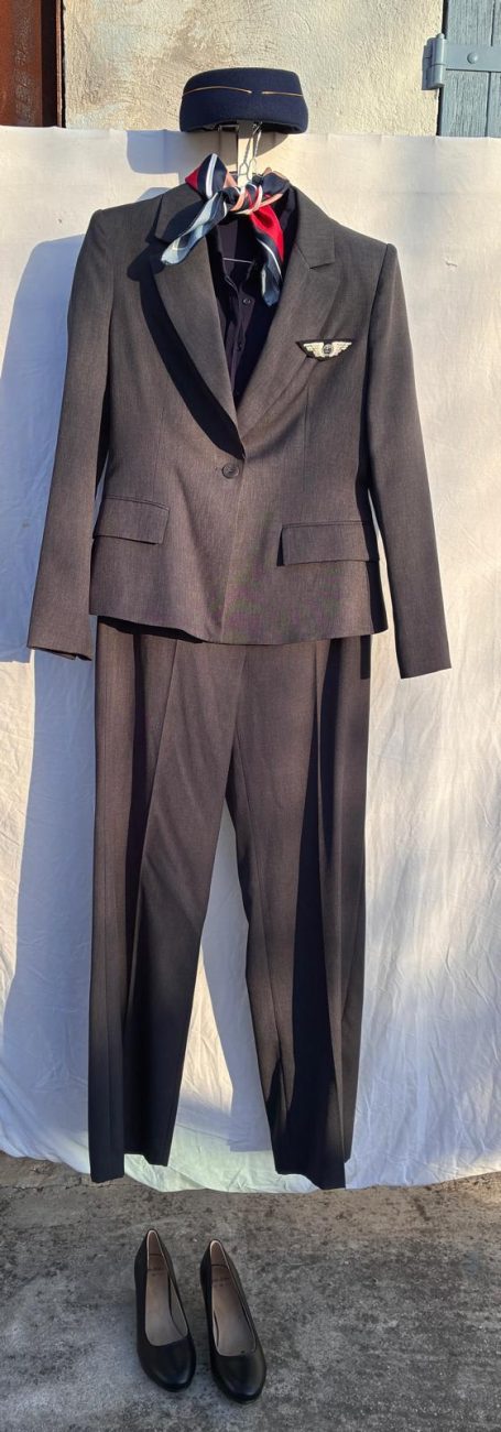 Hôtesse de l'air tailleur pantalon gris