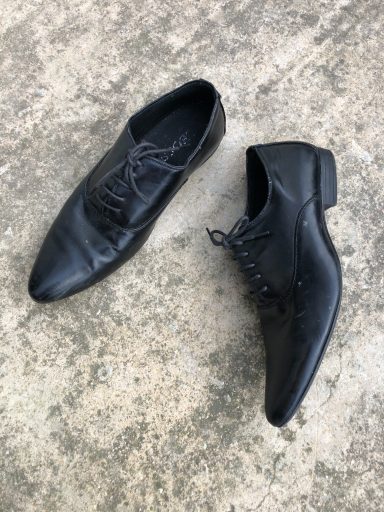 Richelieu en cuir noir