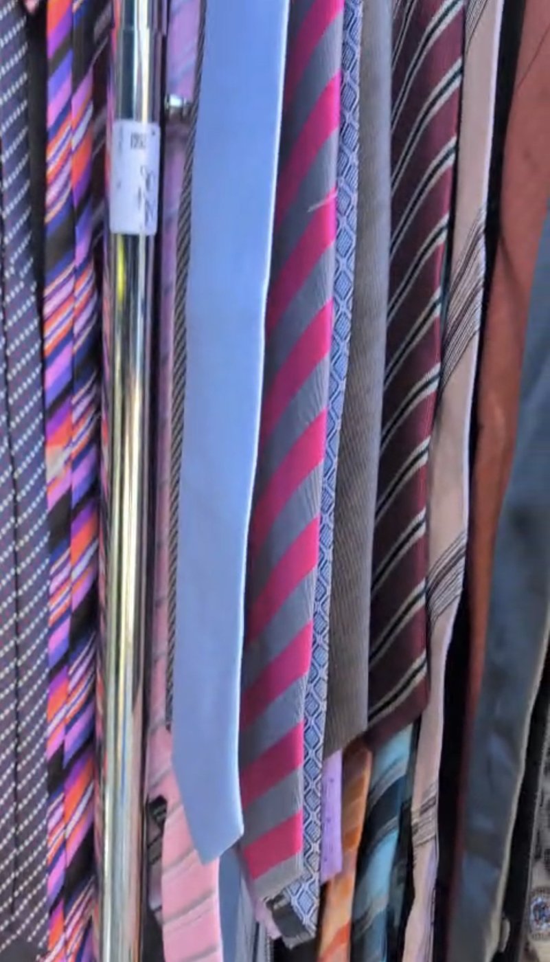Cravates multicolores, tons roses, bleus et gris