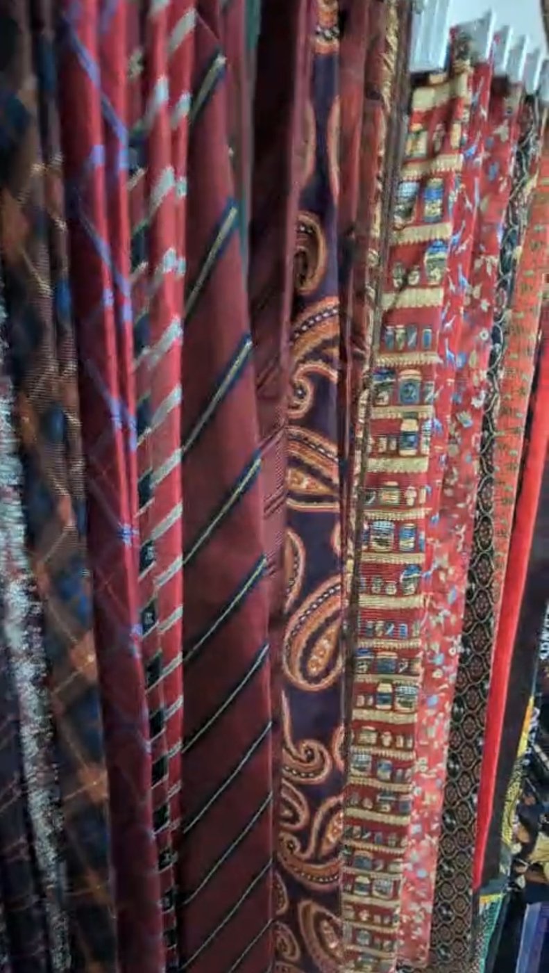 Détail de cravates rouges, motifs paisley et géométriques
