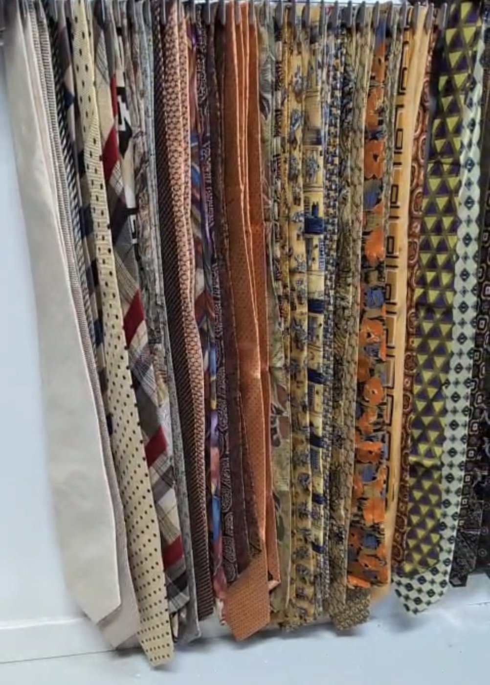 Cravates ocre, jaune et orange, motifs fantaisie figuratifs