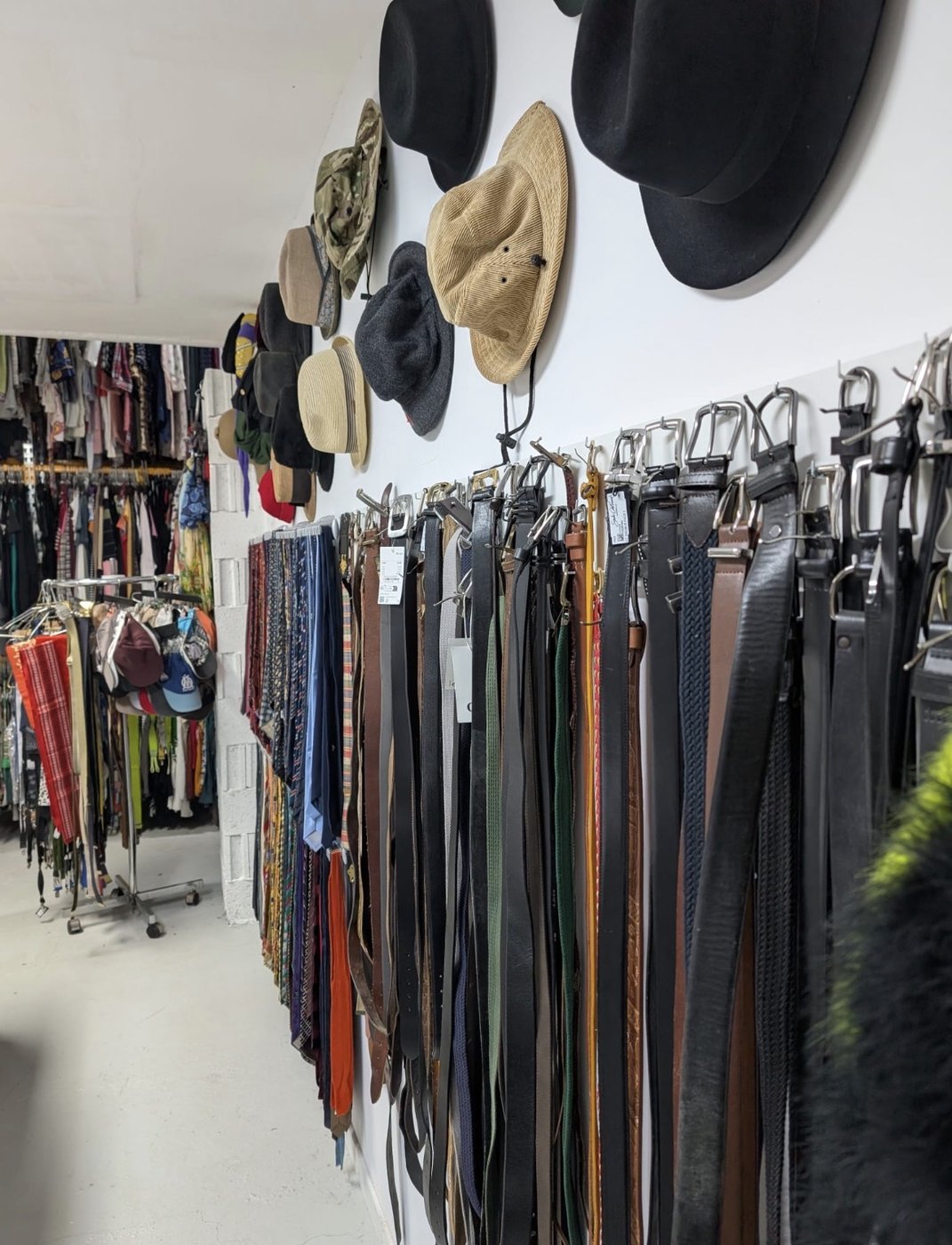 Mur de chapeaux et ceintures de la salle accessoires