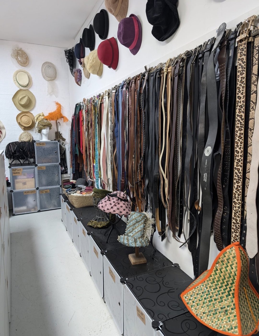 Vue d'ensemble des accessoires : chapeaux feutre, ceintures, sacs
