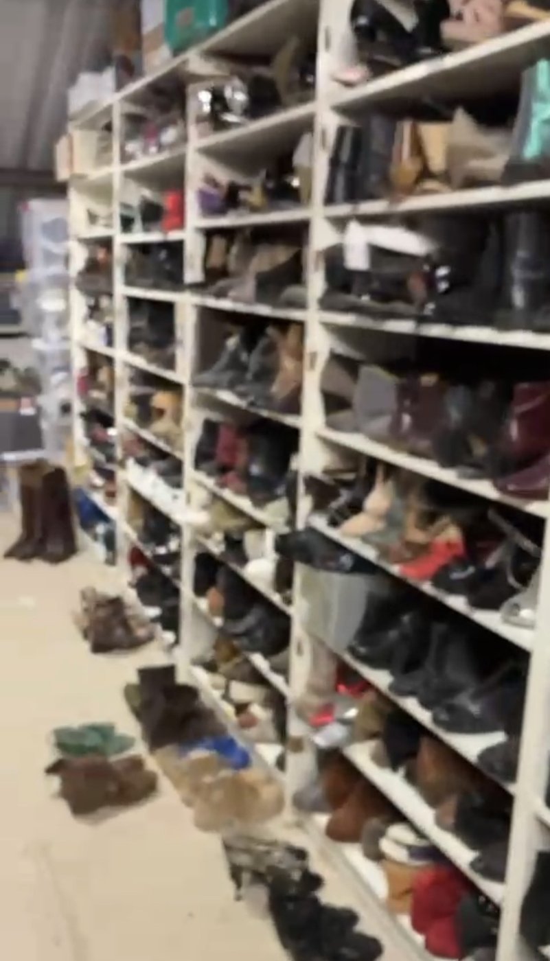 Rayonnage de chaussures à compartiments : bottes, derbies, escarpins et boots