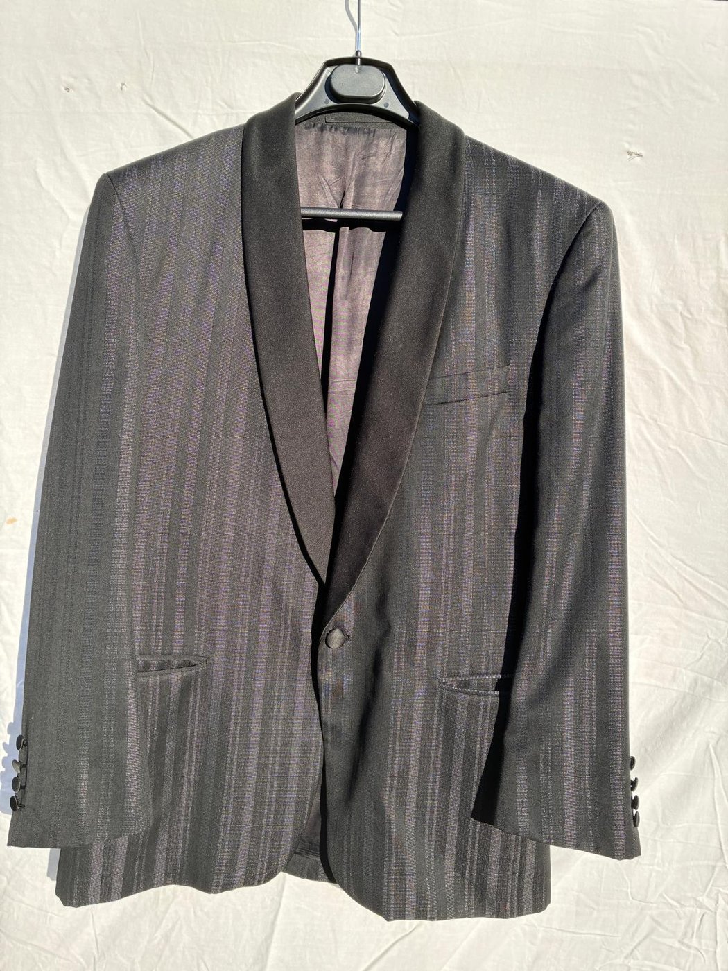 Veste de smoking gris à rayures verticales, col châle satin noir