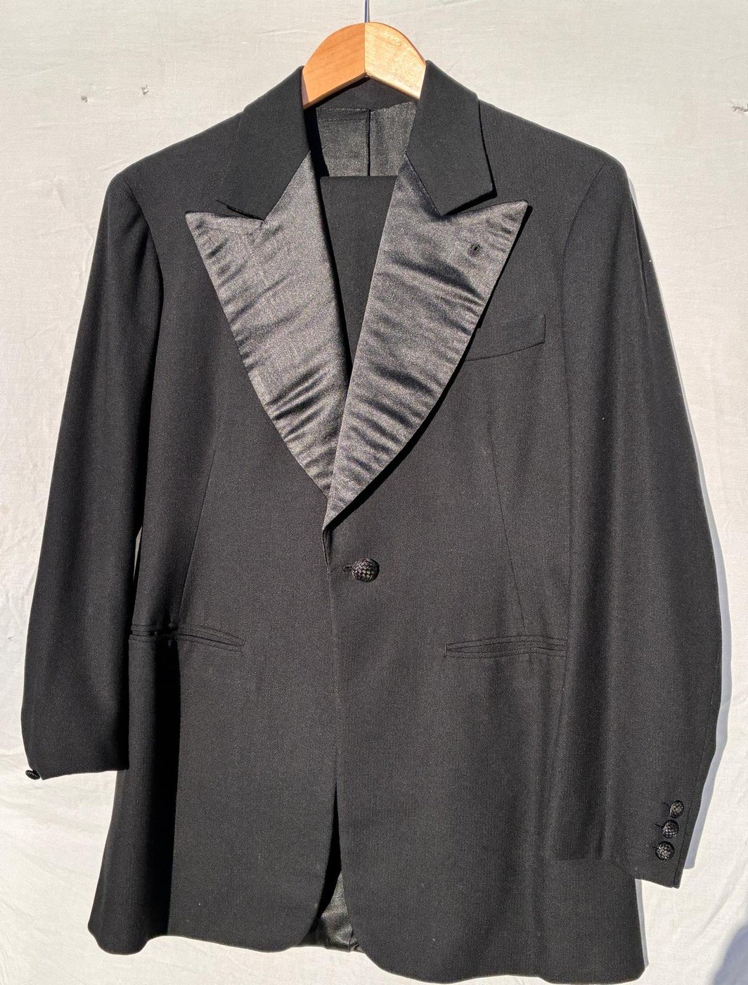 Veste de smoking noire à revers cranté en pointes satinées