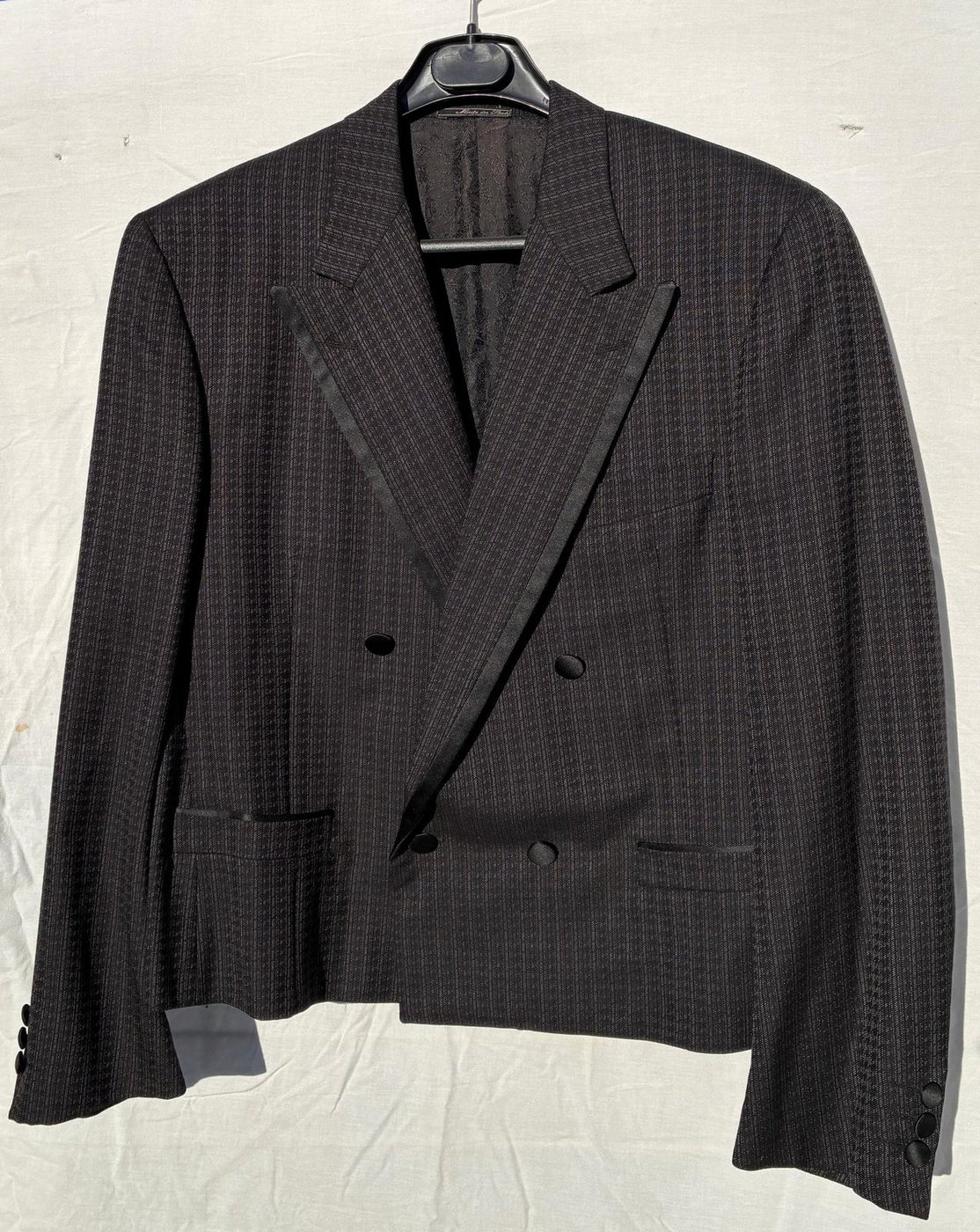 Veste de smoking noire à motif texturé, croisée double boutonnage, revers cranté satin
