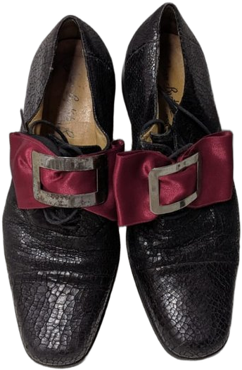 Chaussures de déguisement à grosses boucles argentées sur ruban bordeaux, cuir noir grainé. Style page Louis XIV / hussard, escarpins théâtre baroque, accessoire spectacle, déguisement Carnaval