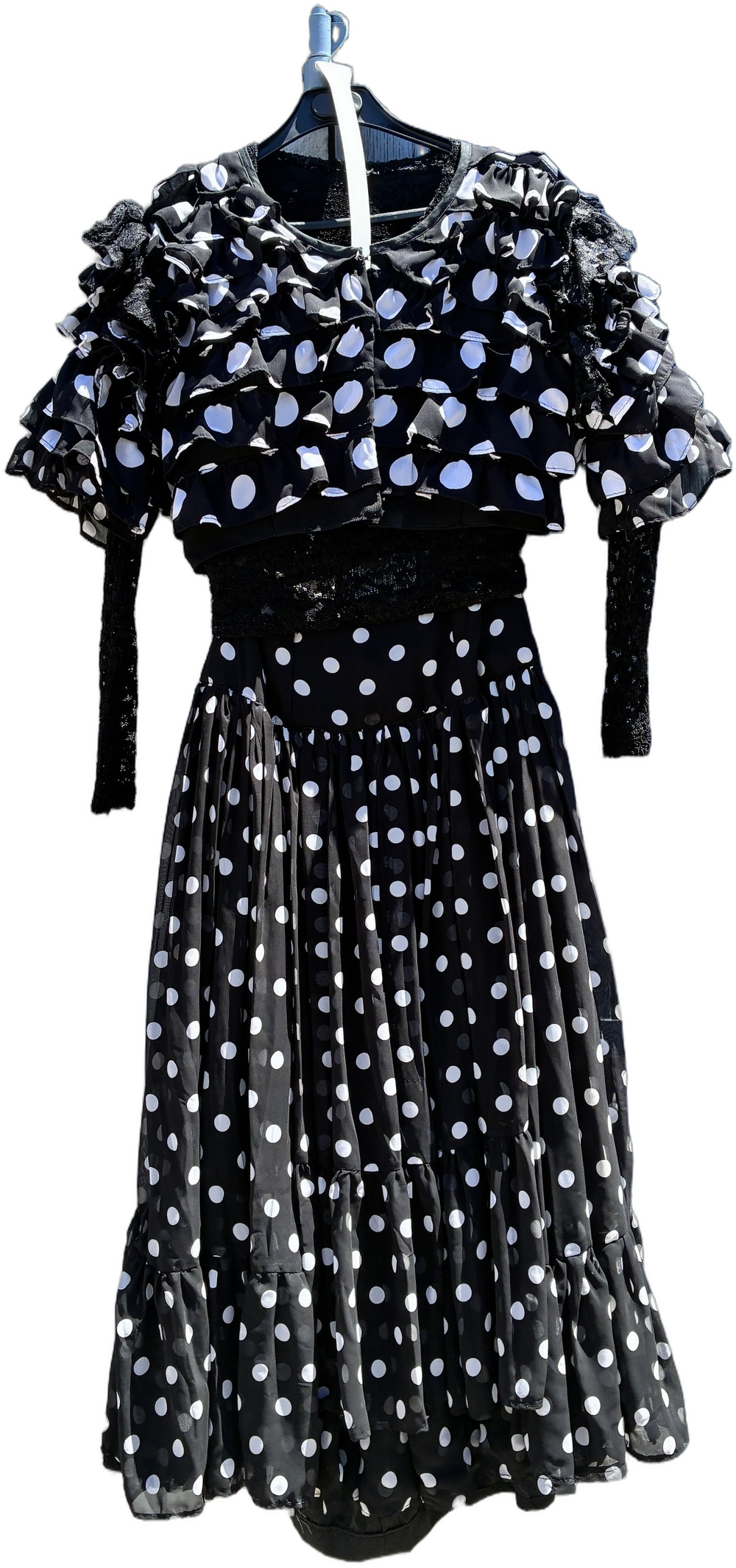 Ensemble flamenca complet : robe à pois noir et blanc, mantille de dentelle, couronne de roses rouges, éventail doré