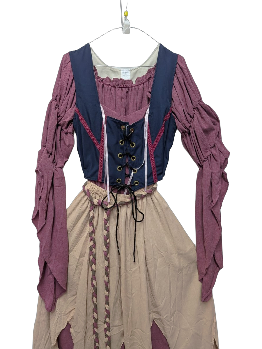 Détail robe de sorcière Halloween : corsage lacé marine sur chemise blanche froncée, passementerie rose, manches bouffantes rose poudré. Gros plan déguisement médiéval fantasy, costume sorcière théâtre, gothique