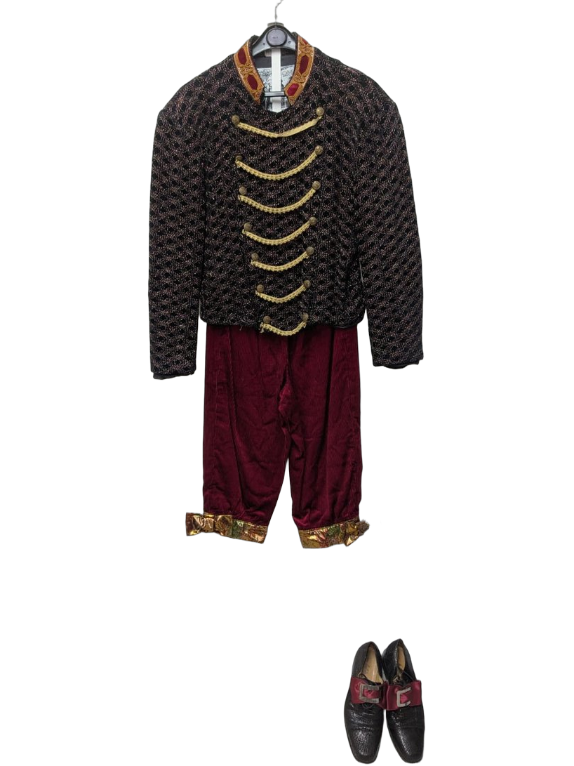 Déguisement théâtre / opérette / spectacle : veste Spencer courte à motifs serpentés noir/rouge ornée de brandebourgs dorés (passementerie tressée), col Mao rouge bordé or, pantacourt bouffant en velours bordeaux à revers brodés or. Costume valet, page, hussard, garde républicaine, opérette, théâtre romantique XIXᵉ. Déguisement Mardi Gras, Carnaval, costume opérette