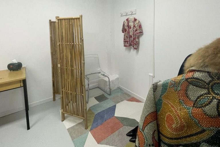 Cabine d'essayage Sud Costumes avec paravent et fauteuil