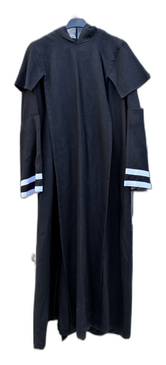Habit monastique noir long, col fermé, manches longues avec parements blancs