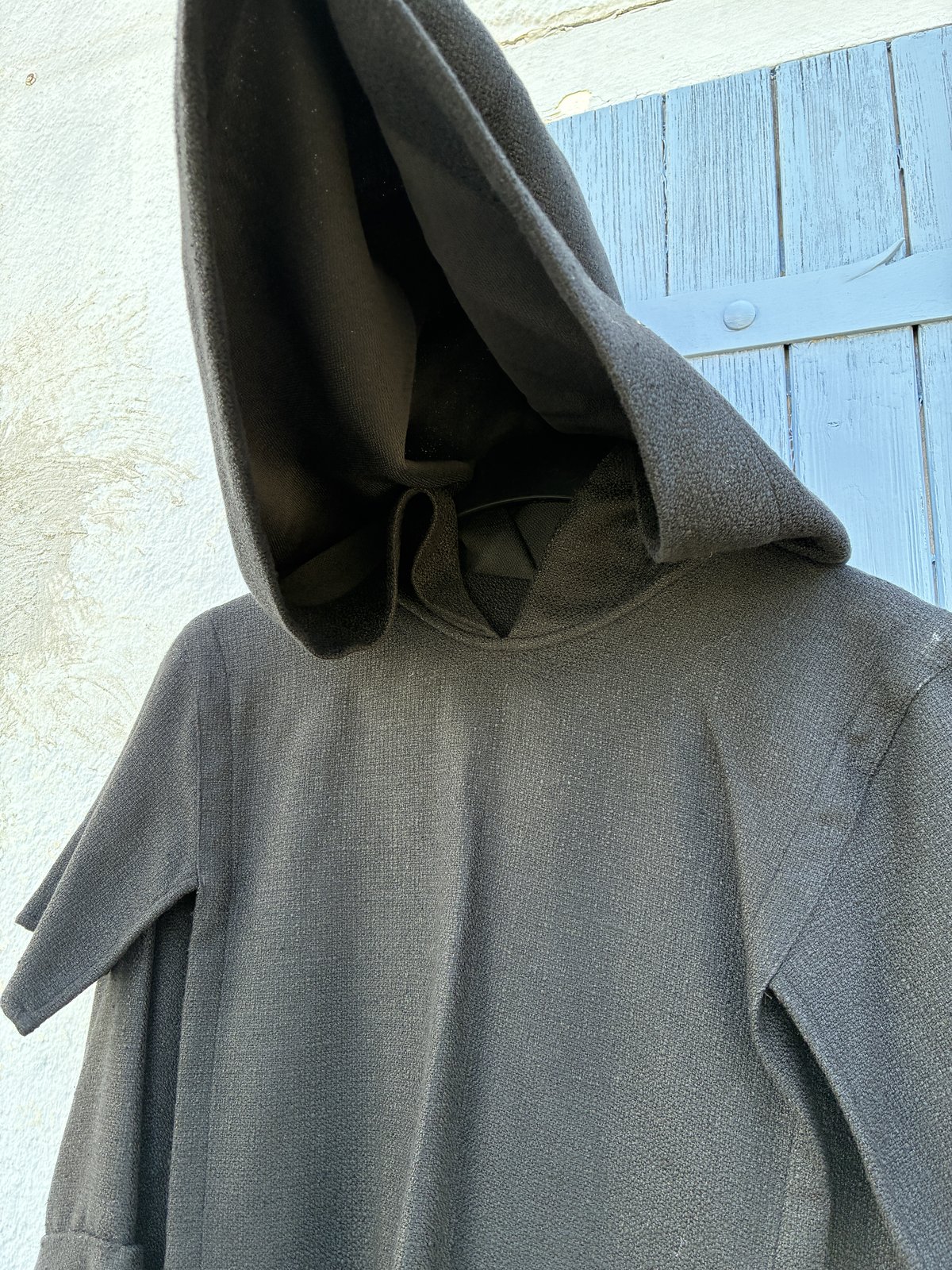 Détail du scapulaire à capuche noir d'un habit monastique