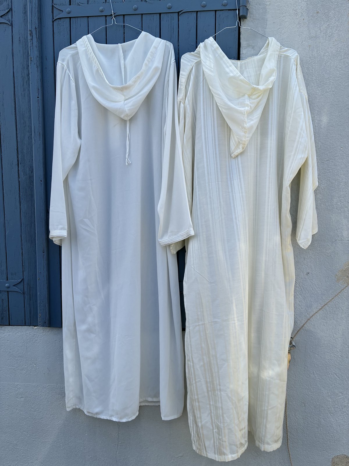 Deux longues robes écrues superposées, vue à plat — coupe ample traditionnelle