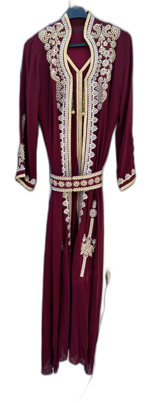 Takchita marocaine bordeaux en deux pièces : robe intérieure et veste longue extérieure brodée fil d'or et perles, ouverte sur le devant