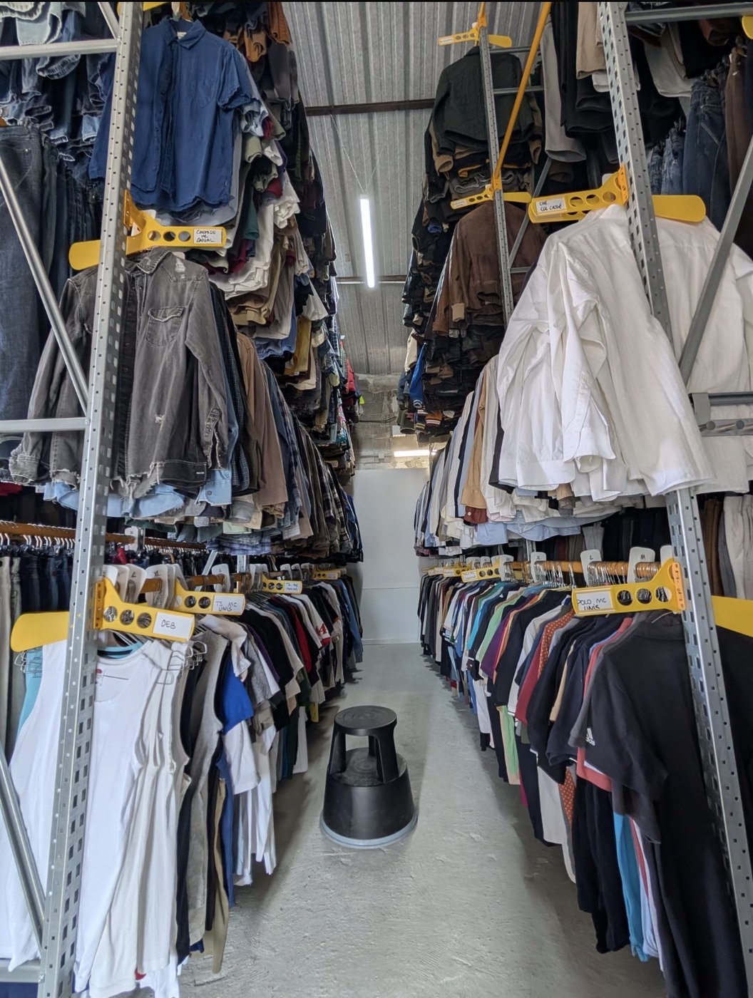 Rayonnage jeans et chemises casual sur étagères industrielles