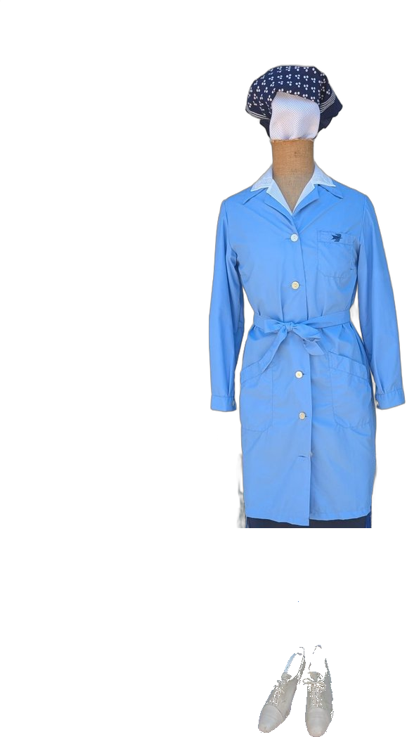 Uniforme La Poste vintage : blouse bleu ciel avec logo brodé, foulard marine, derbies beiges