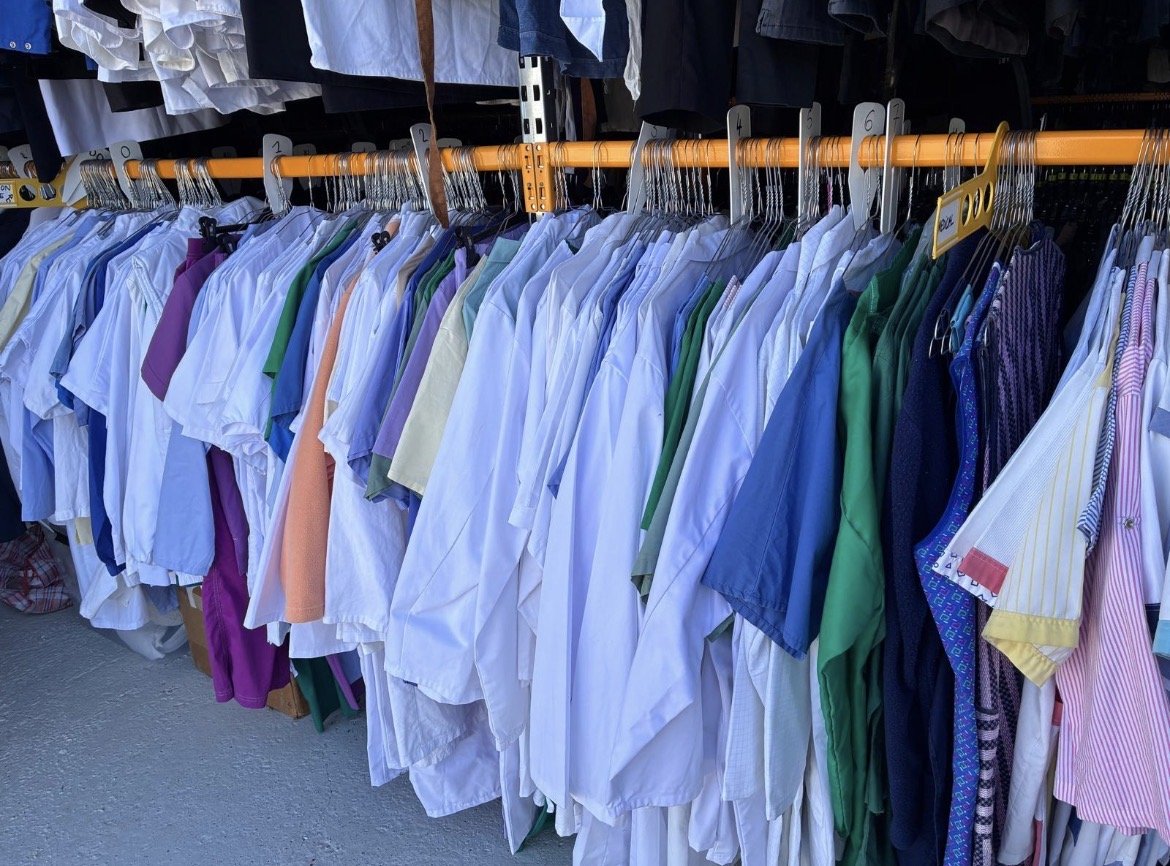 Rayonnage du stock santé Sud Costumes : blouses et tenues hospitalières dans toutes les couleurs