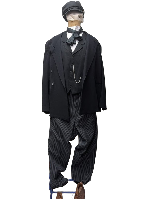 Silhouette ouvrier endimanché Belle Époque 1890-1920 : paletot long noir, gilet noir avec chaîne de montre à gousset, lavallière en soie noire, casquette gavroche, pantalon à fines rayures. Iconographie française type Atget, Caillebotte, cocher de fiacre parisien, employé Belle Époque. Tenue homme période 1900
