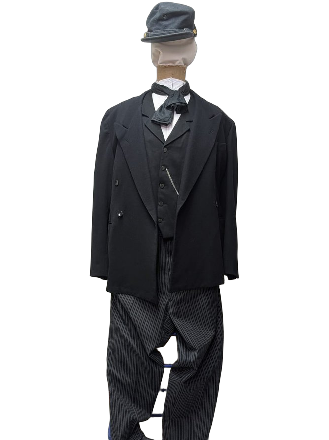 Variante de la silhouette ouvrier endimanché Belle Époque avec képi militaire français XIXᵉ à jugulaire et bouton doré, nœud papillon noir, paletot et gilet noirs. Tenue d'employé ou d'ancien militaire, période 1880-1910
