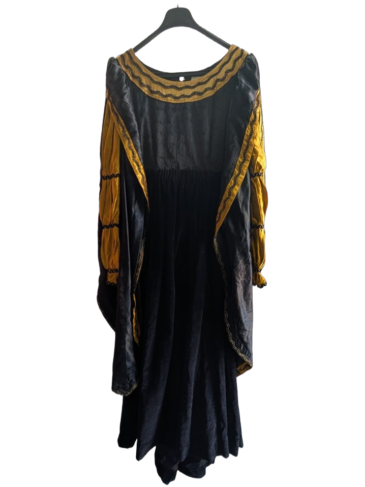 Robe Renaissance authentique de bonne facture : manches bouffantes à crevés (slashing) alternant satin doré et noir, corsage matelassé en losanges, encolure carrée bordée d'un galon doré, jupe ample noire. Reconstitution fidèle XVIᵉ siècle, style Médicis, Henri III, cour Valois