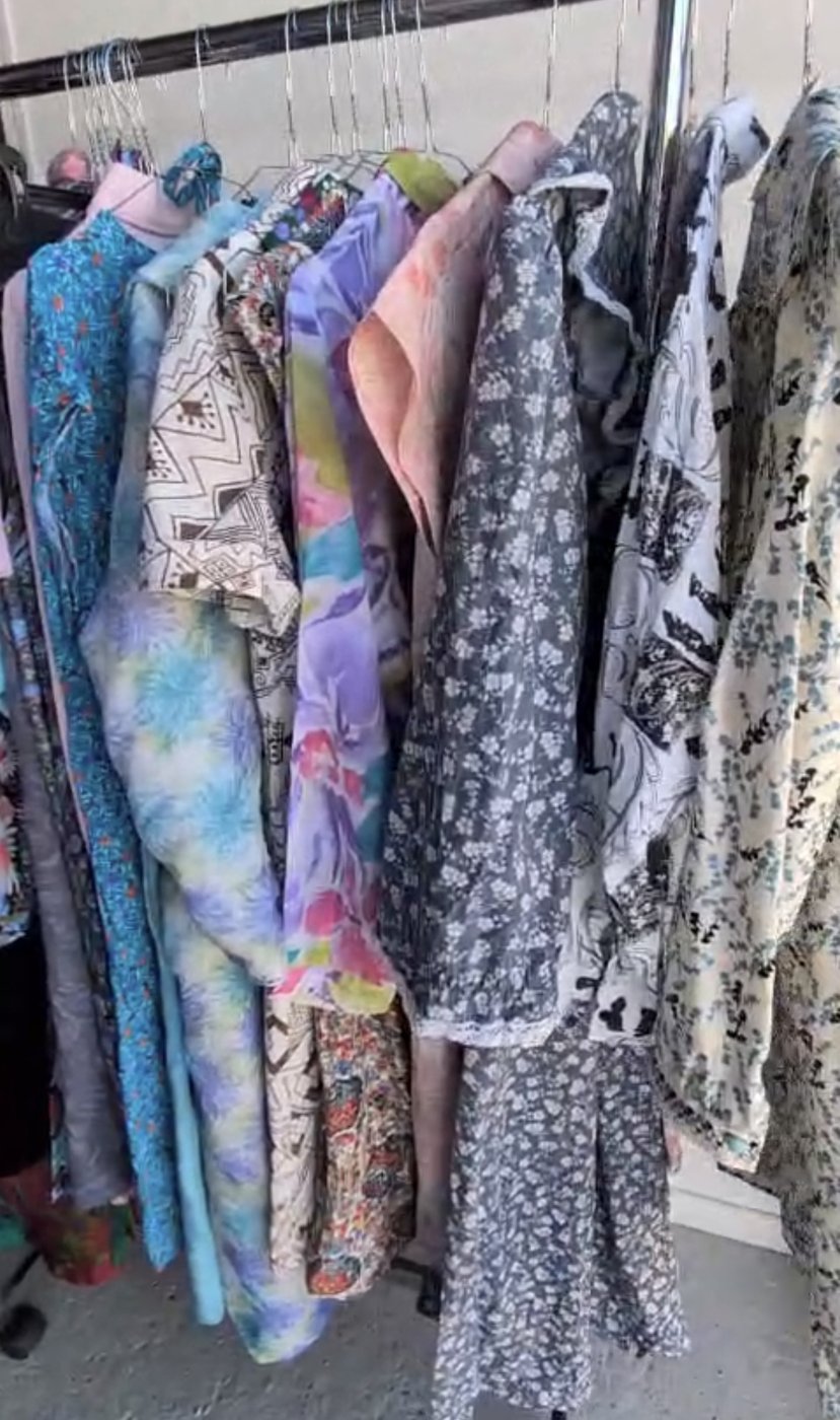 Portant intérieur de robes vintage variées : imprimés, transparences, motifs floraux