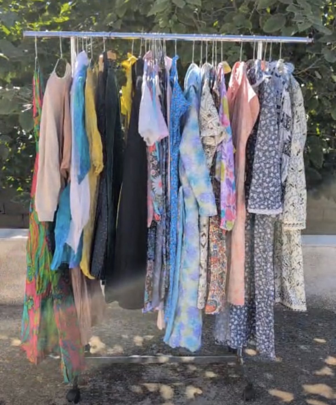 Portant de robes vintage légères à motifs imprimés, ambiance bohème
