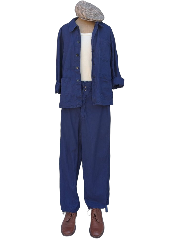 Silhouette ouvrier français années 30-50 : veste de Chauffe bleu marine 4 boutons, pantalon bleu de travail, T-shirt blanc, casquette plate à carreaux, bottines cuir marron