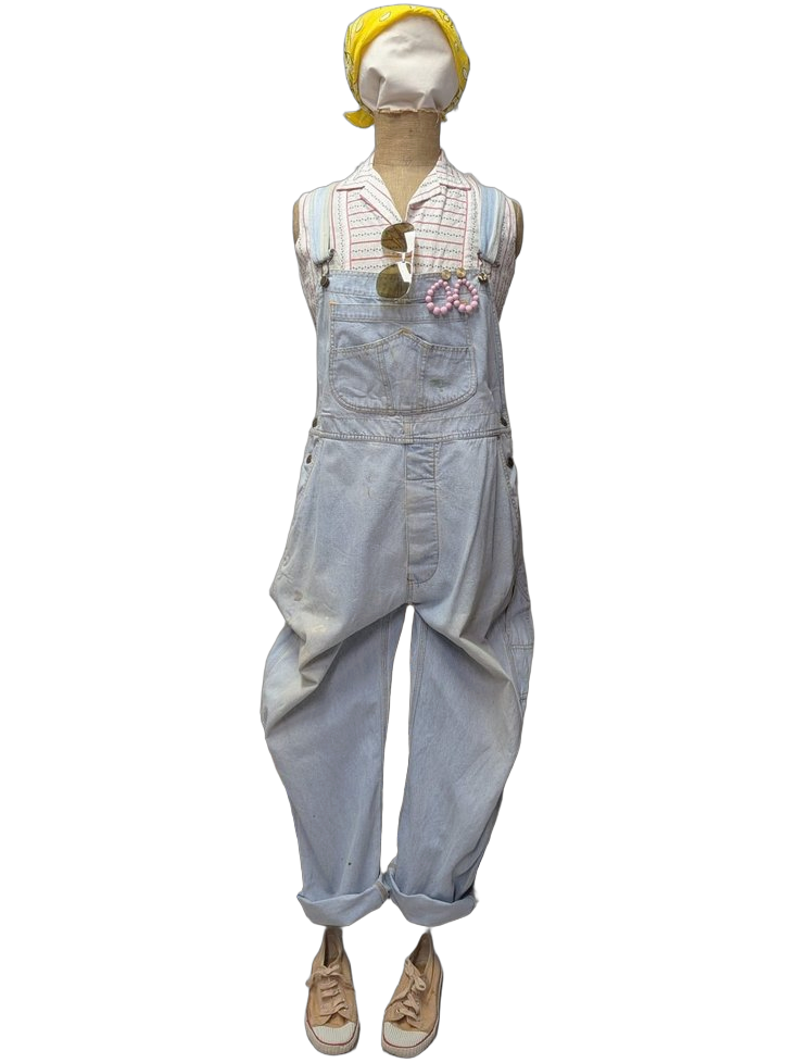 Silhouette femme 70's campagnarde : salopette jean clair délavé, chemisier rayé sans manches, bandana jaune, lunettes aviator dorées, créoles roses, tennis canvas beiges