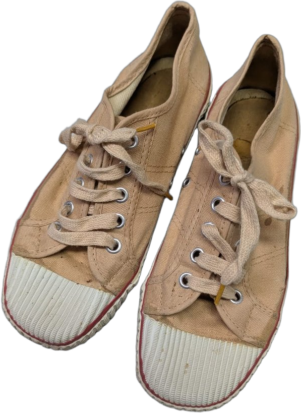 Tennis canvas beige clair usées, style Spring Court / Bensimon années 70, bout en caoutchouc blanc