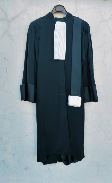 Robe noire avocat rabat et épitoge hermine blanche